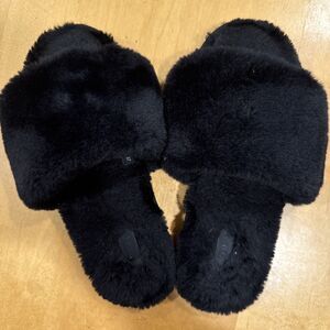 SKIMS The Slide Faux Fur Slipper in black, SZ 37 (US 6.5)
